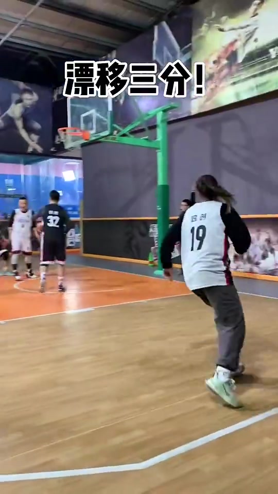 場邊加油聲不斷小姐姐用自己高超球技征服全場男生