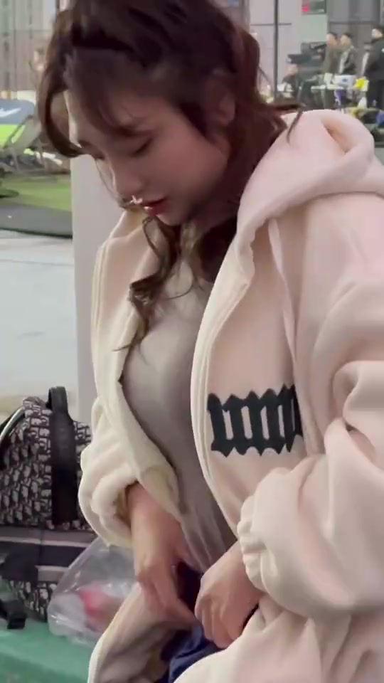 和1米75的豐滿美女小姐姐一起打球男生們看上去都很開(kāi)心