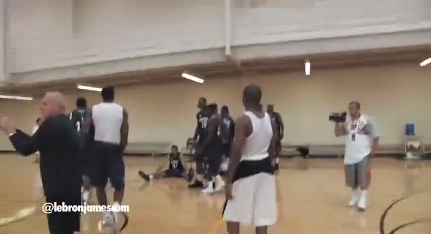 一切都是緣分名場面09年詹姆斯在訓(xùn)練營指導(dǎo)年輕的庫里哈登