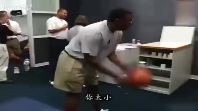 新秀姚明在火箭更衣室被調(diào)侃現(xiàn)在在美國我們都開下流玩笑