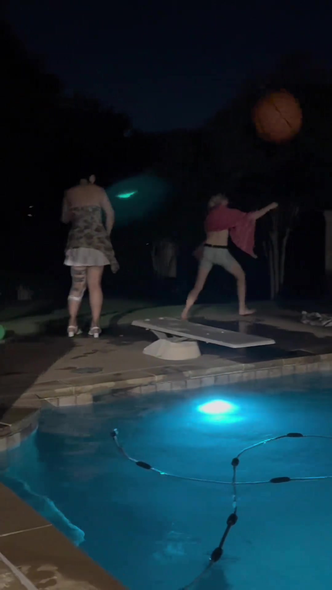 全隊集體放假李月汝身穿小短裙和佩奇泳池玩球 但還不能下水