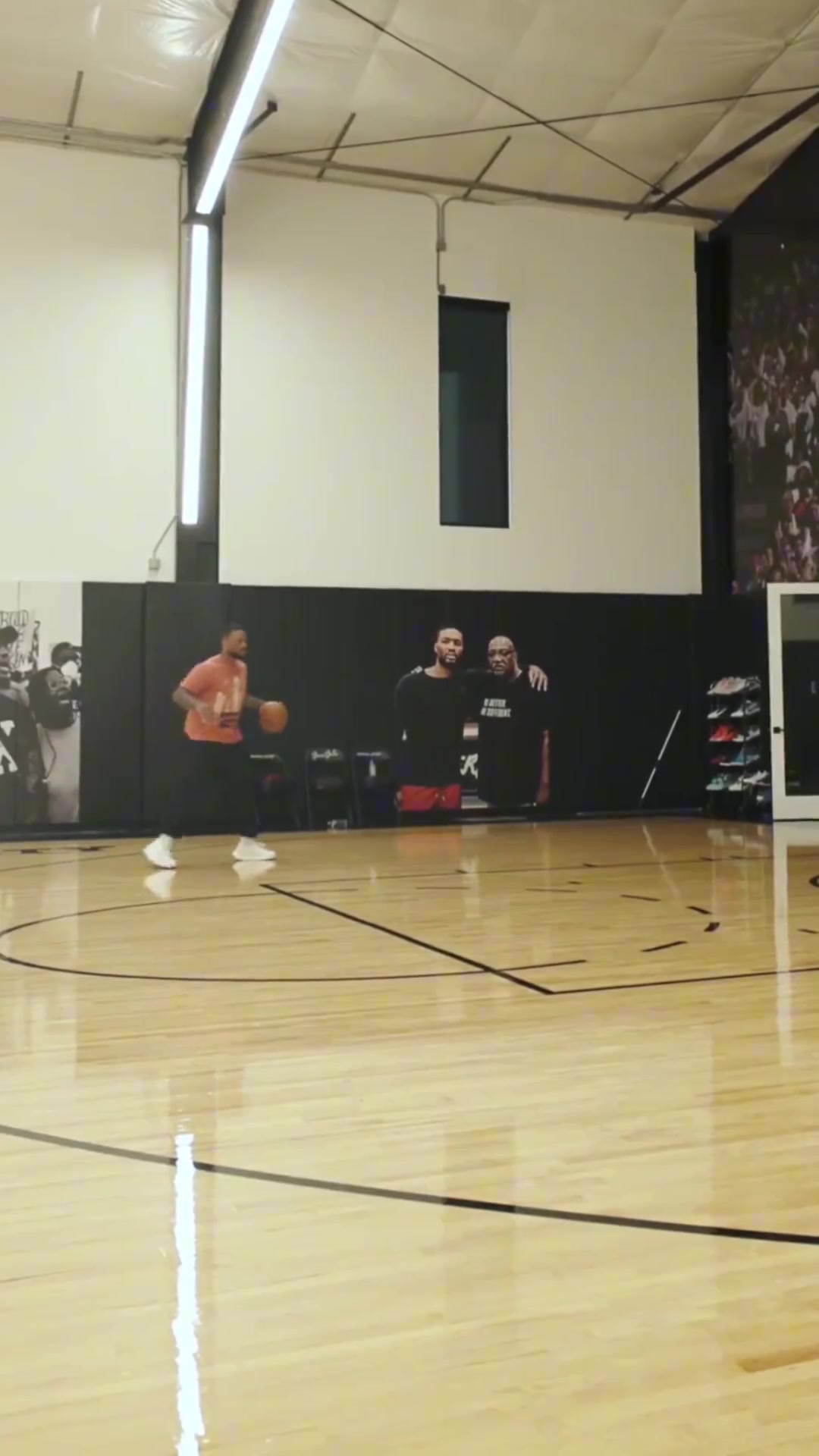 此前跟腱撕裂楊瀚森隊友利拉德恢復投籃訓練 球館背景喬治矚目
