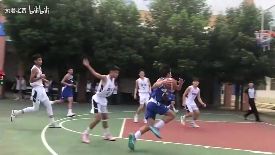 打個班賽一直擱那扣籃哥們你為了優(yōu)先擇偶權也是拼了啊