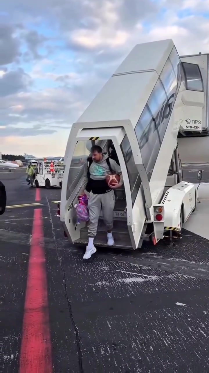 東契奇飛抵斯洛文尼亞抱球回國(guó)獲熱烈歡呼 機(jī)場(chǎng)為球迷簽名