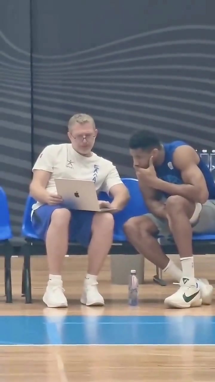 還是輸了字母哥賽前認(rèn)真觀看申京比賽錄像 并換上21年冠軍鞋