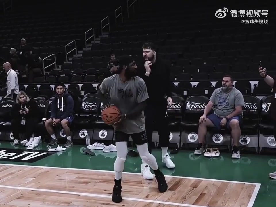 相信神仙的直覺東契奇想從身后搗亂破壞歐文投籃瞬間被識(shí)破