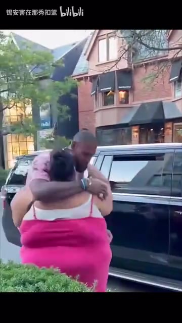 幸災(zāi)樂(lè)禍的追夢(mèng)名場(chǎng)面和女球迷一比詹姆斯追夢(mèng)都變小只了