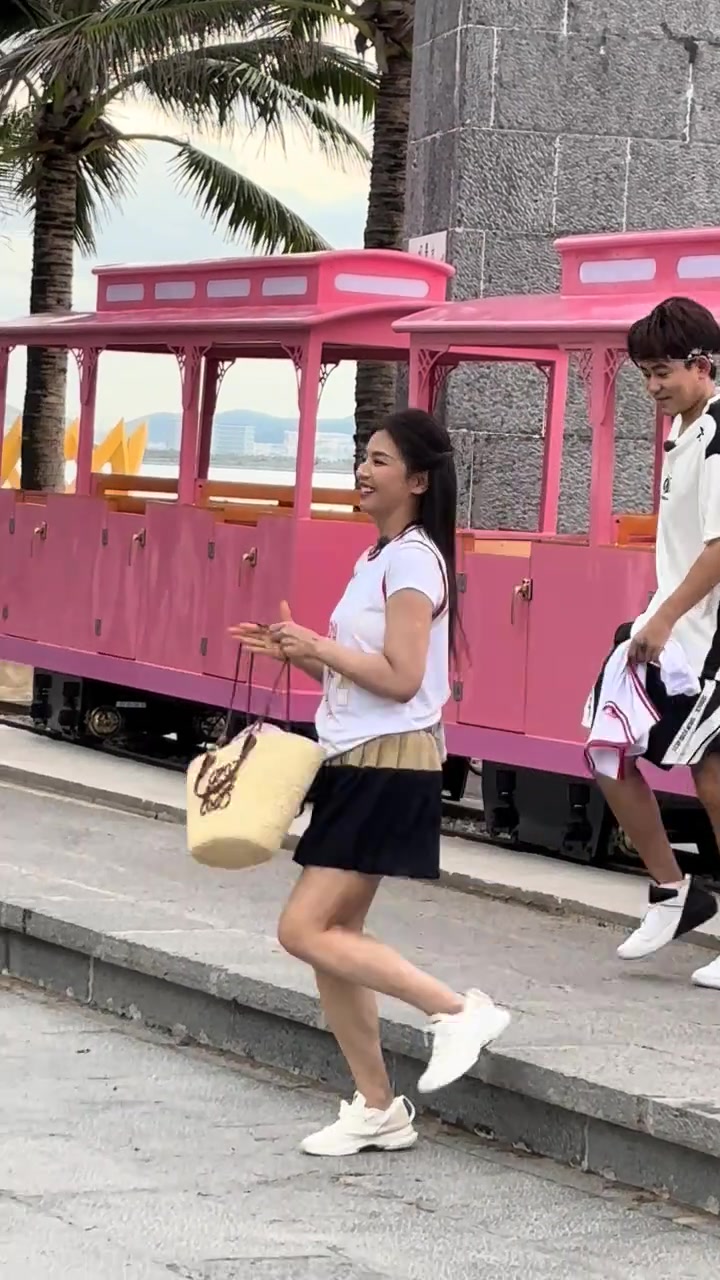 還是辣么美啊劉濤身穿白色T恤搭配黑色百褶短裙現(xiàn)身球場(chǎng)打球