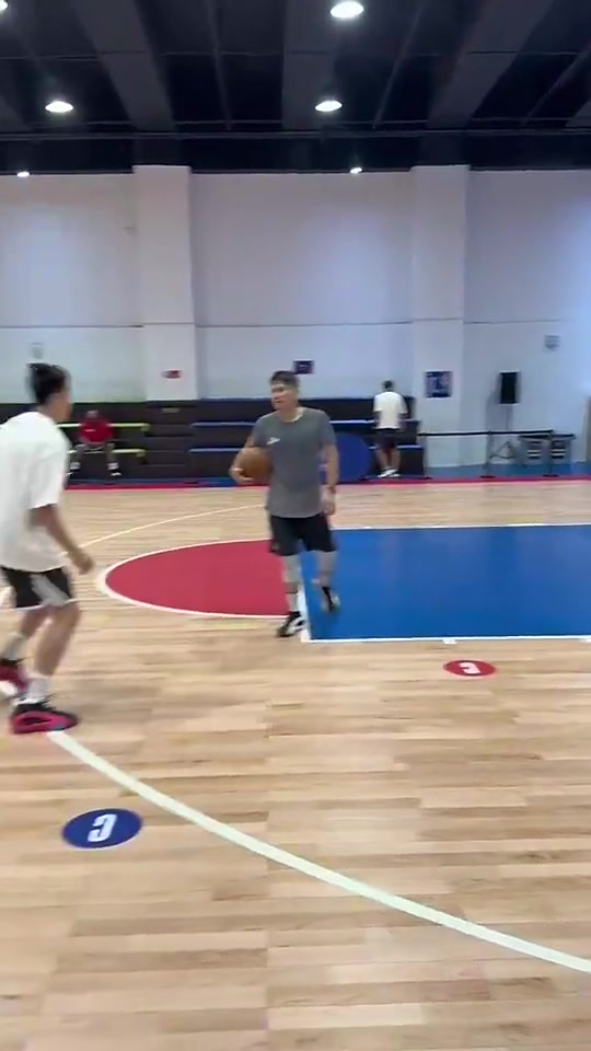 有效果嗎去年夏天哈登和胡明軒兩個左撇子一起進行訓練