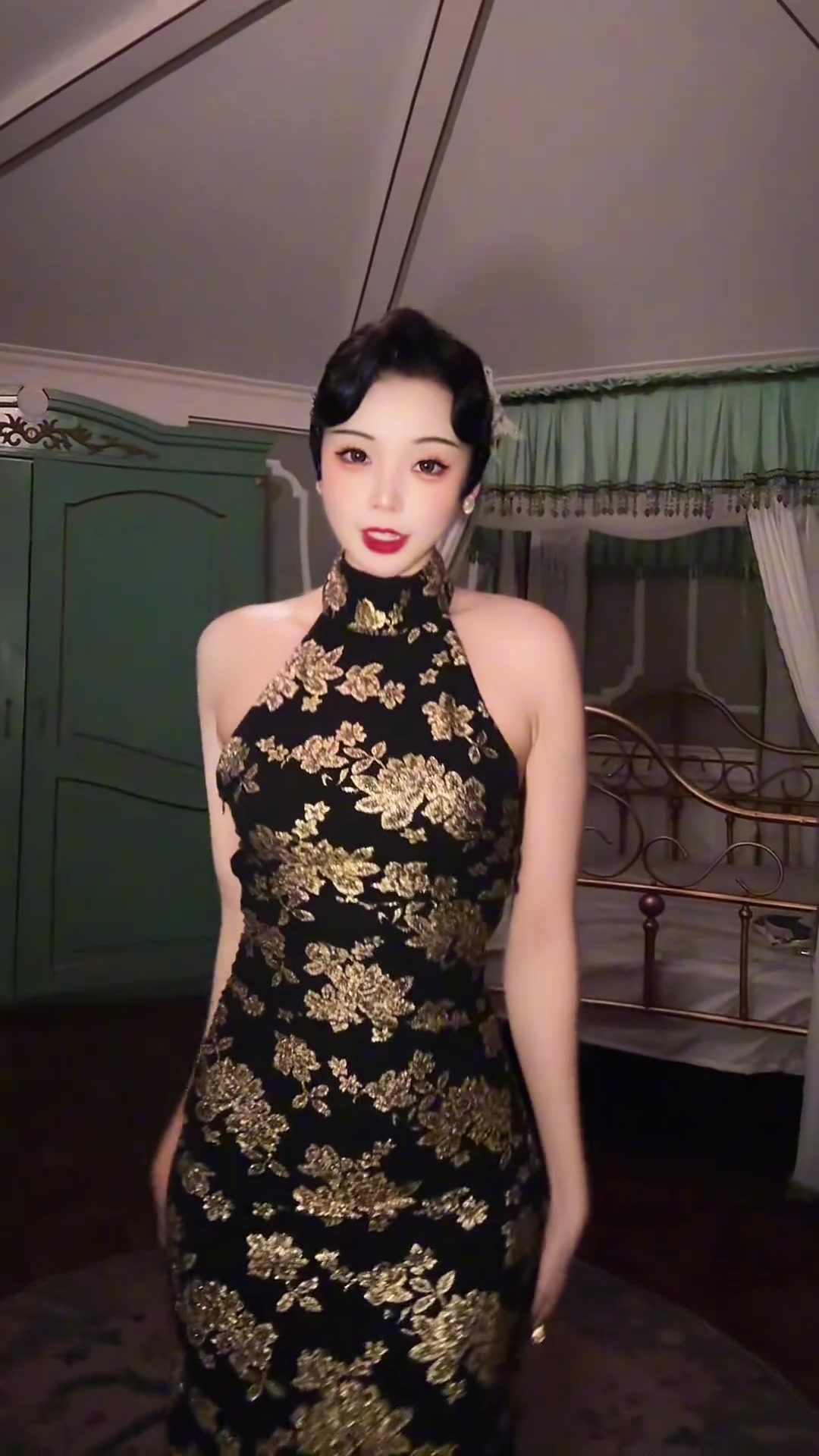 這大體格子美女主播小太陽(yáng)一身旗袍穿搭跳手勢(shì)舞