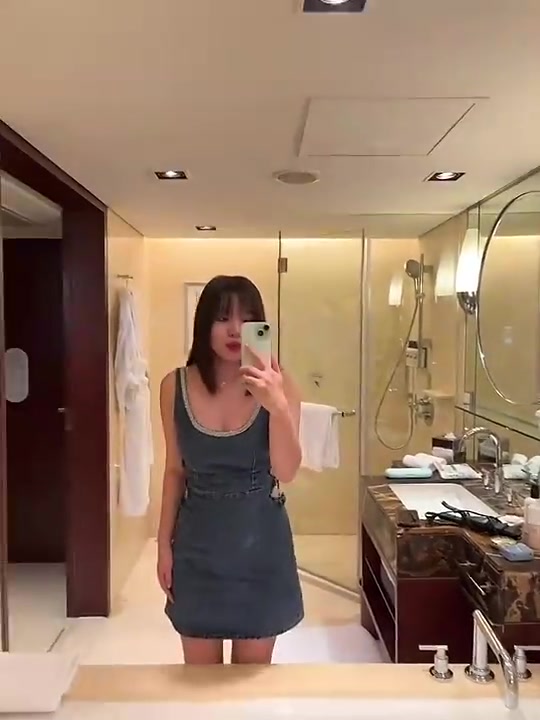 烤肉姐此前自拍我這身材不叫胖叫珠圓玉潤