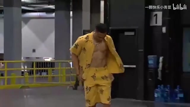 名場(chǎng)面威少秀八塊腹肌入場(chǎng)巴克利演播廳立馬做仰臥起坐