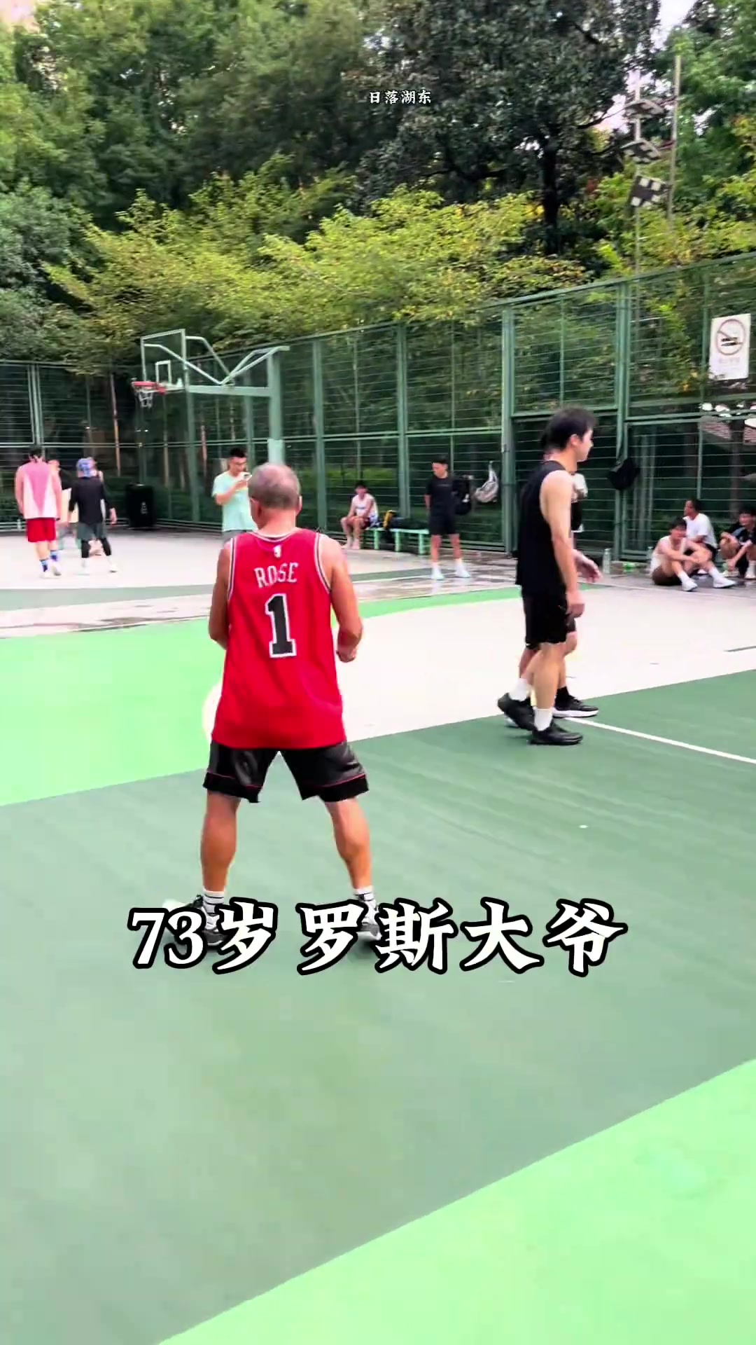 野球場(chǎng)73歲羅斯大爺還能這么跳投真羅斯都不一定做得到