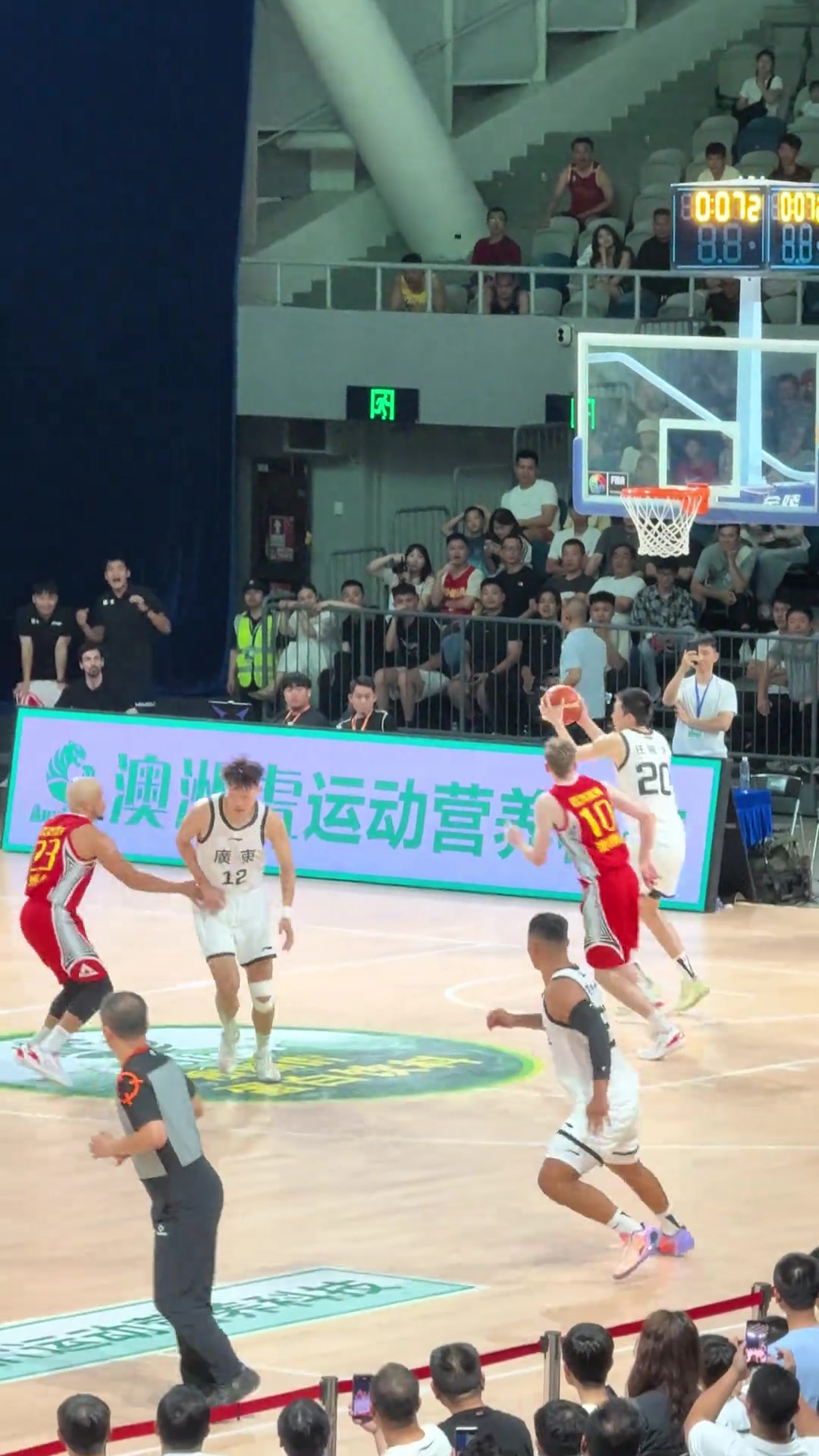 太離譜了落后2分張昊籃下快攻接球選擇回傳失誤葬送比賽