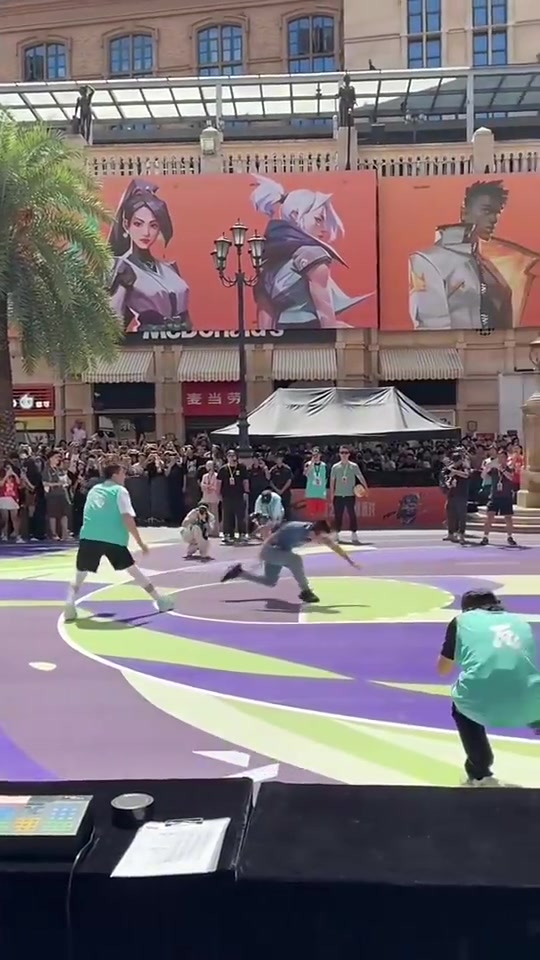 太狠了郭艾倫一個急?；乩祆o雨直接飛了出去....