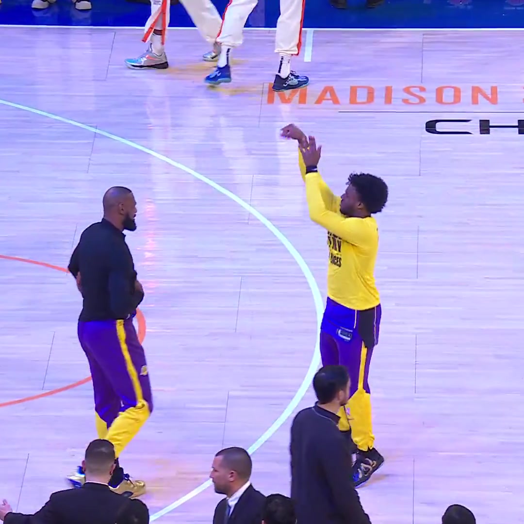 布朗尼熱身投籃詹姆斯走過來你媽叫你了快去