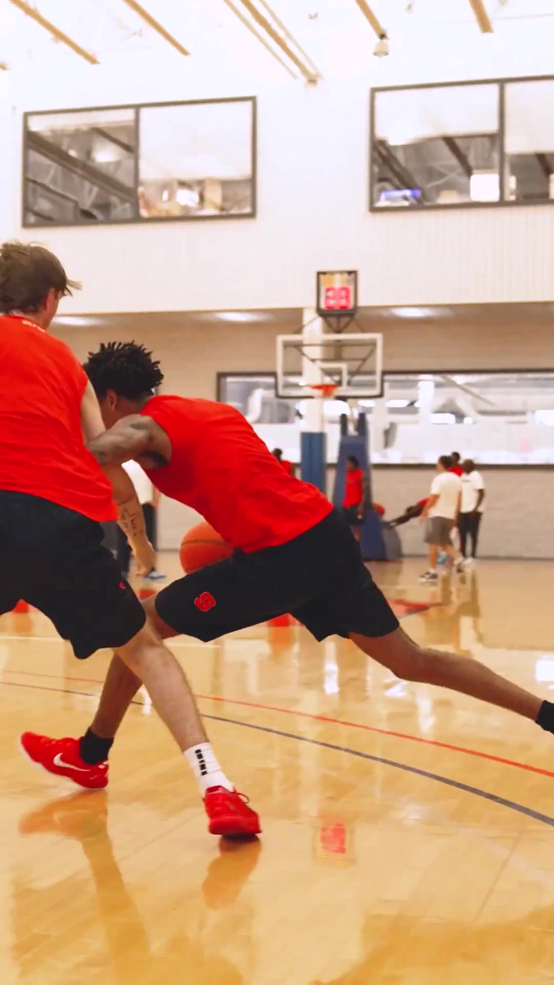 乃父之風(fēng)基揚(yáng)-安東尼絲滑單打轉(zhuǎn)身跳投這臉也太隨甜瓜了