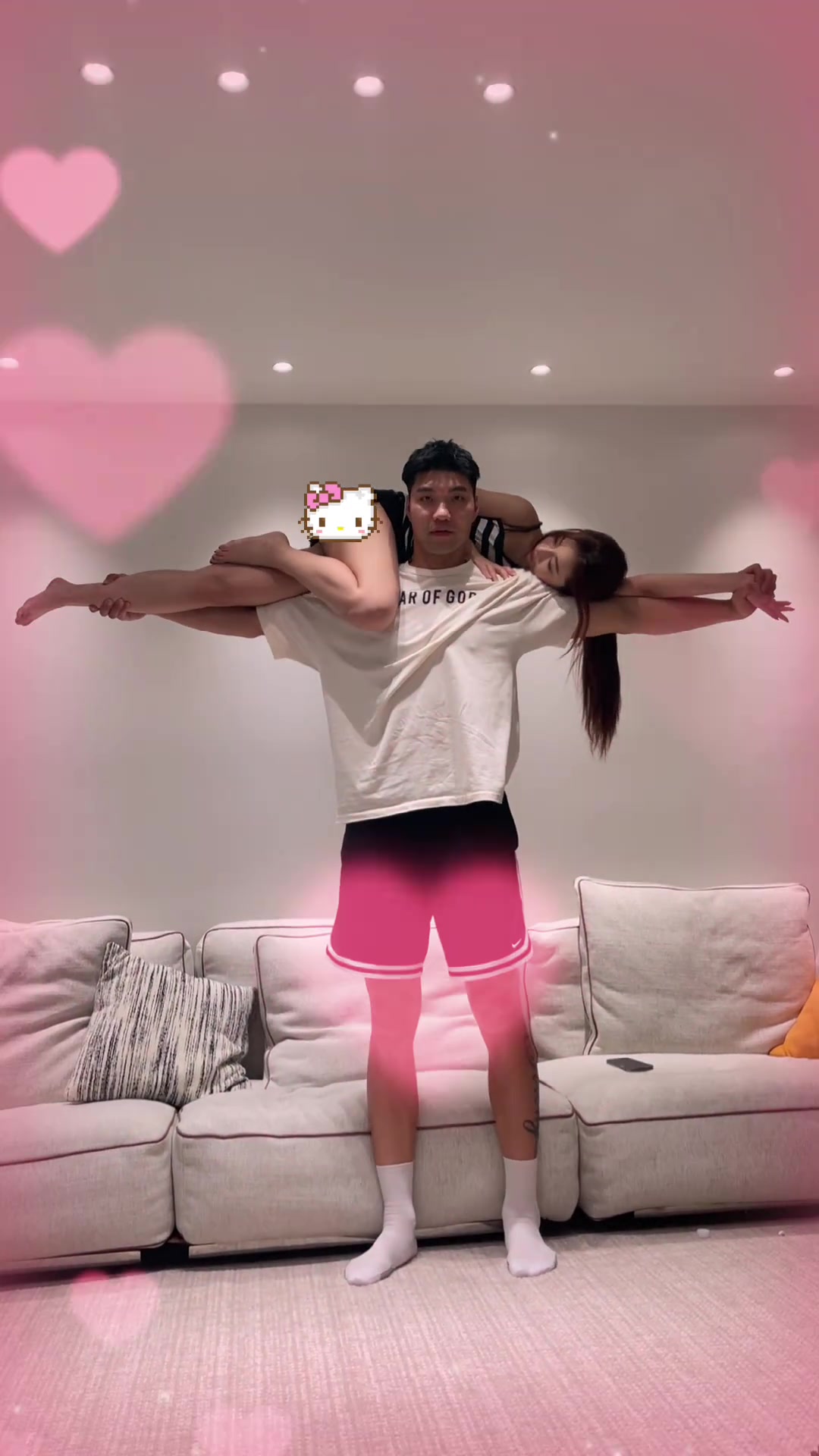 王增杰妻子曬十字舉秀恩愛(ài)他的表情好像不太高興呢