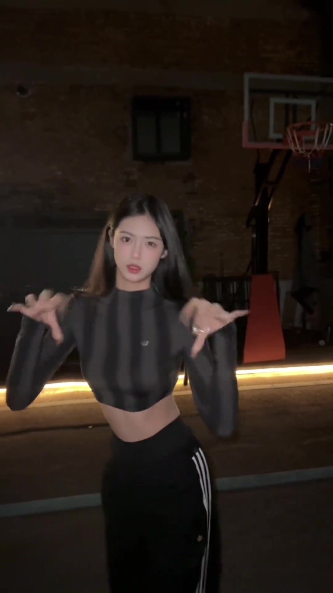 身材還是辣么好啊卓識(shí)曬跳舞視頻 誰(shuí)說(shuō)直女不穿阿迪