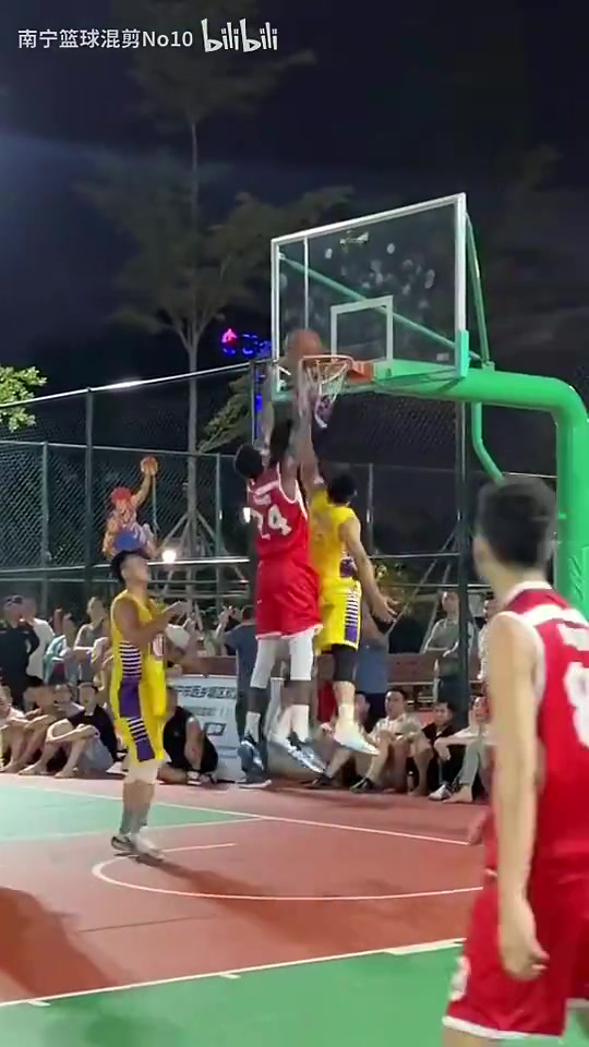 這就是為什么打籃球要有身高不然跳得一樣高還是會(huì)被人隔扣