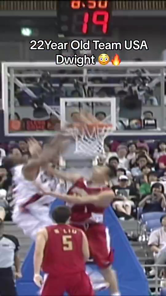 暴力魔獸啊看看22歲霍華德在國家隊是怎么打球的天賦都溢出了