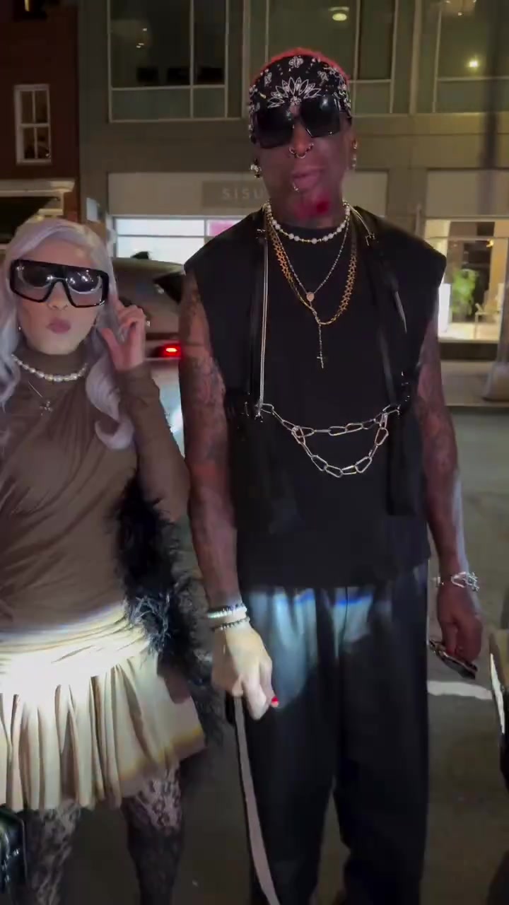 還是一樣潮網(wǎng)友街頭偶遇羅德曼這哪里像64歲的大爺啊