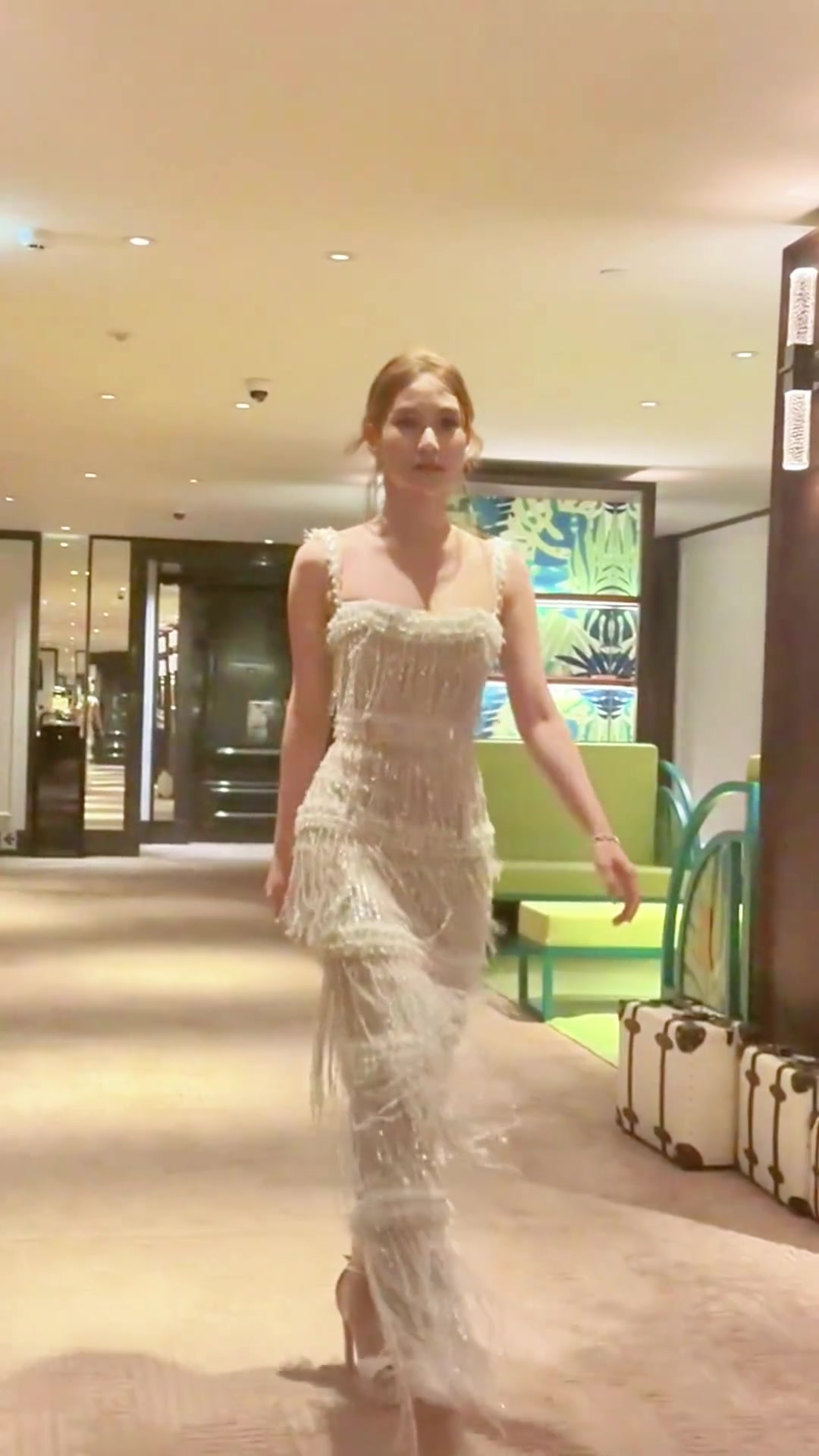 快被珠子閃瞎啦何超蓮這一身穿搭至少大幾百吧