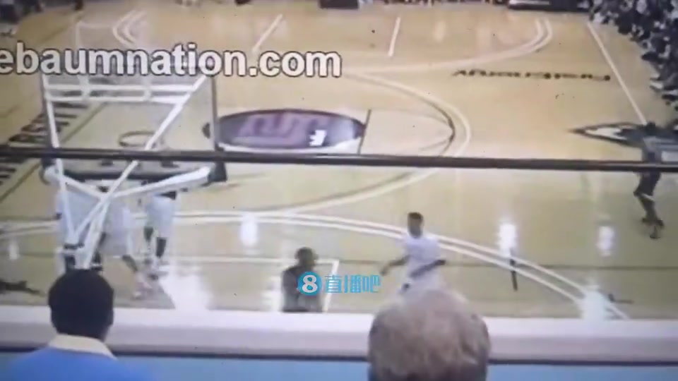 美媒翻舊賬當年詹姆斯被大學生克勞福德隔扣耐克沒收了錄像帶 美媒翻舊賬當年詹姆斯被大學生克勞福德隔扣耐克沒收了錄像帶