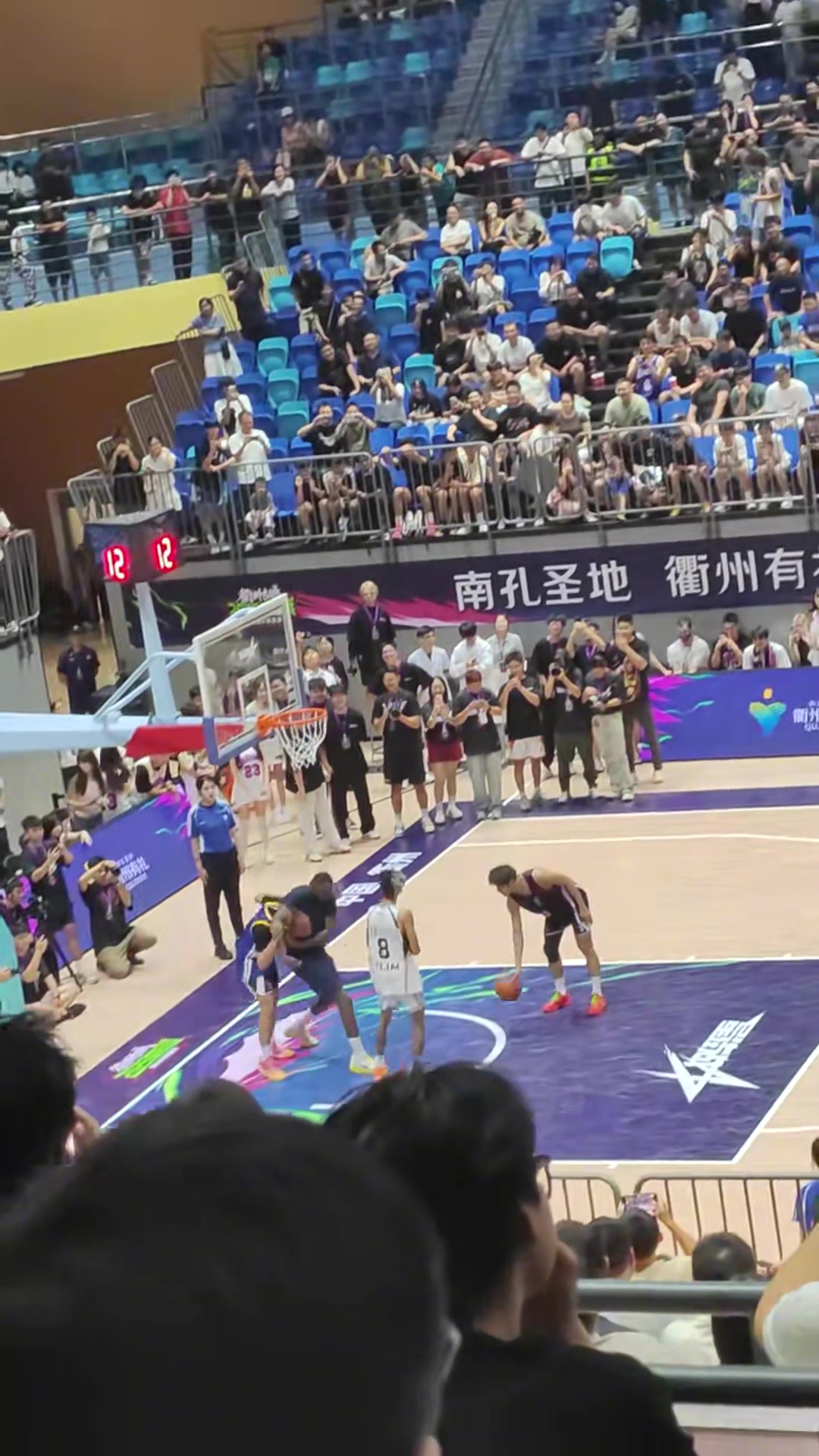 笑死程鑫凱穿了件普爾球衣追夢直接對其上演鎖喉 笑死程鑫凱穿了件普爾球衣追夢直接對其上演鎖喉