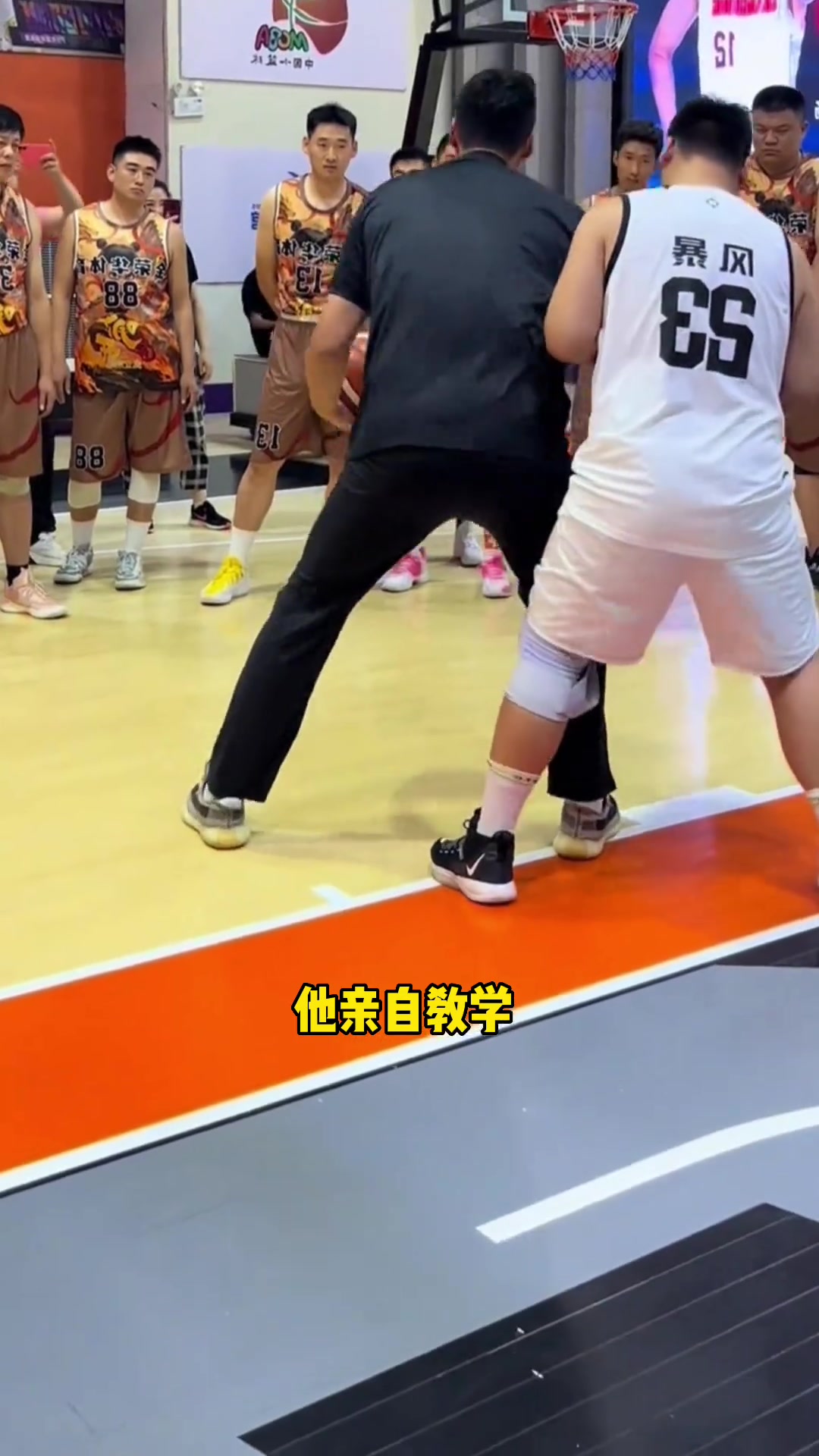CBA八冠中鋒蘇偉開班傳授低位技巧 學員馬上就學會了