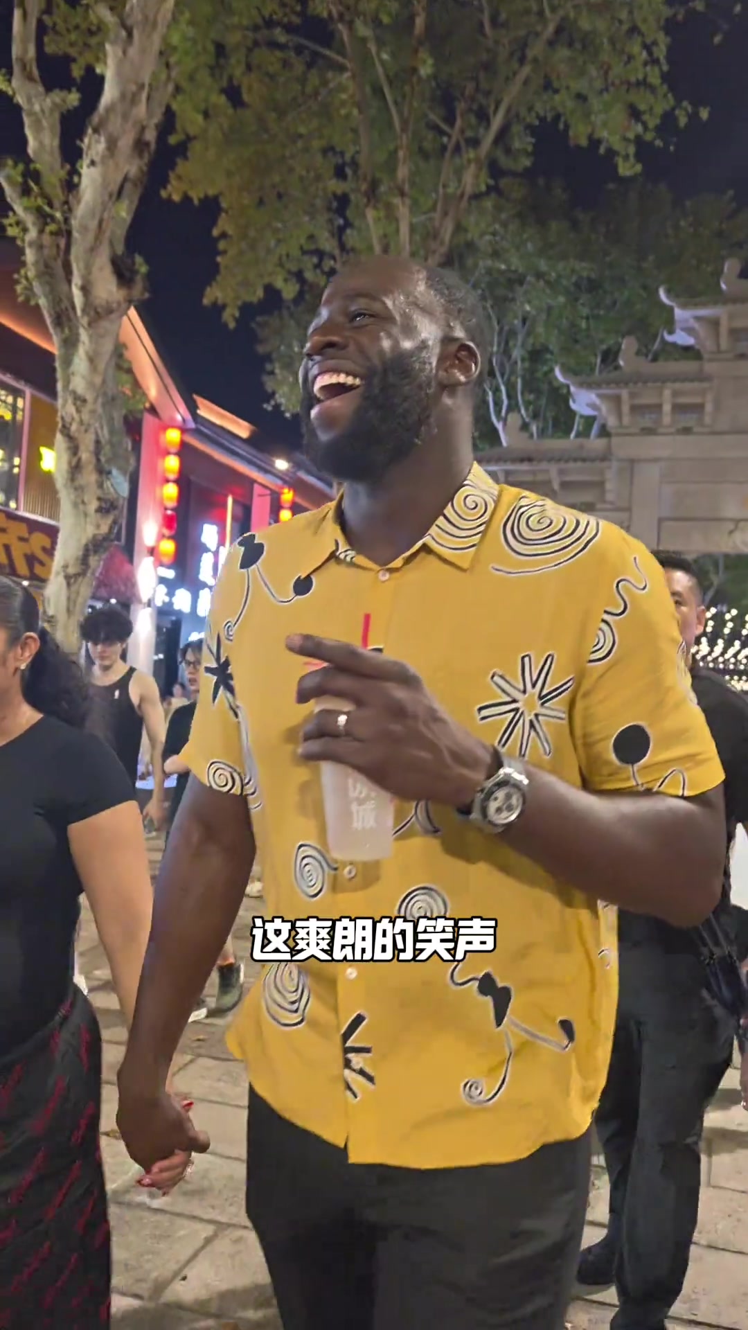 陽光大男孩追夢格林帶著老婆夜游衢州古城 邊逛邊吃蜜雪冰城