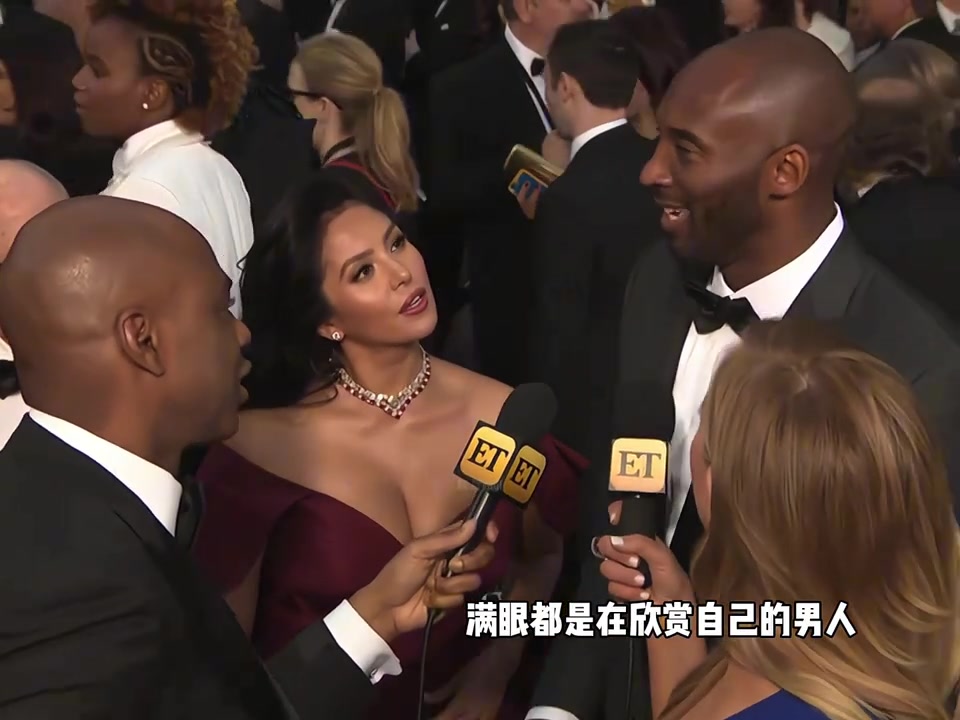 那年瓦妮莎的眼里 滿是對(duì)愛(ài)人藏不住的欣賞與愛(ài)意