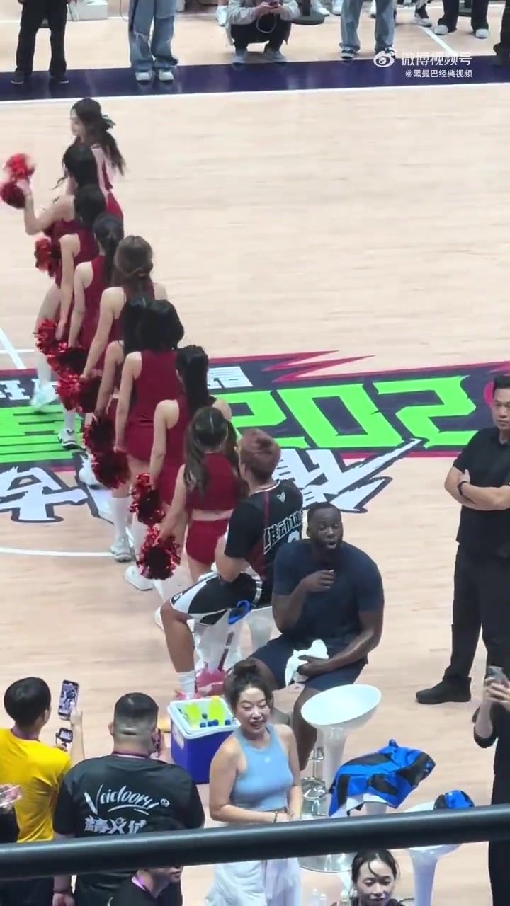 身旁有啦啦隊(duì)美女熱舞追夢(mèng)卻不為所動(dòng)和身后觀(guān)眾battle