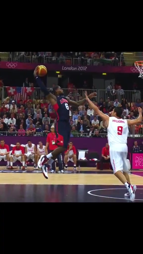 夢之隊的詹姆斯把扣籃玩成了藝術