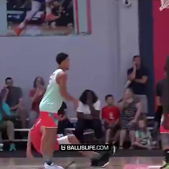 切特當(dāng)年全網(wǎng)爆火的原因在訓(xùn)練營(yíng)秀操作戲耍庫(kù)里還送大帽