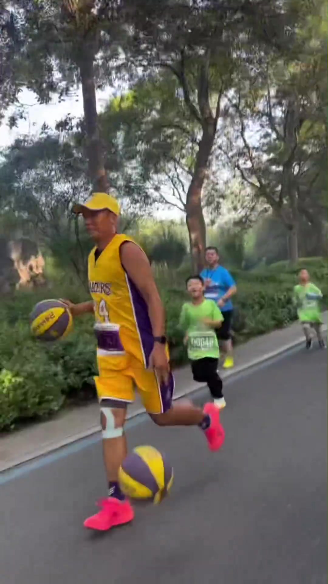 一般人搞不定科密參加半程馬拉松以雙手運球方式完賽致敬科比
