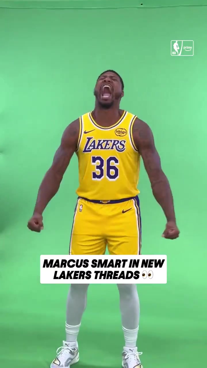 招牌的怒吼哈新援斯瑪特參加湖人媒體日定妝照拍攝