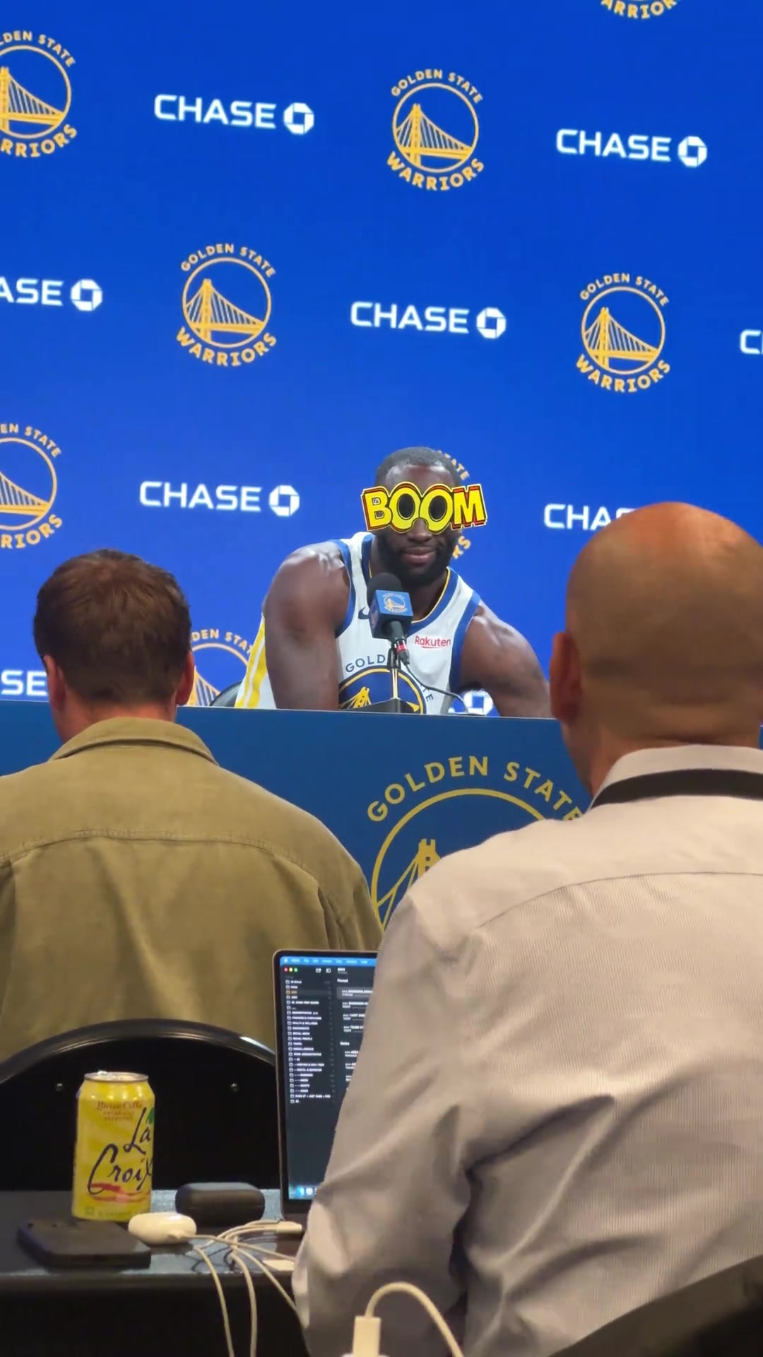 追夢格林在媒體日上整活 帶著一個boom大眼鏡接受采訪