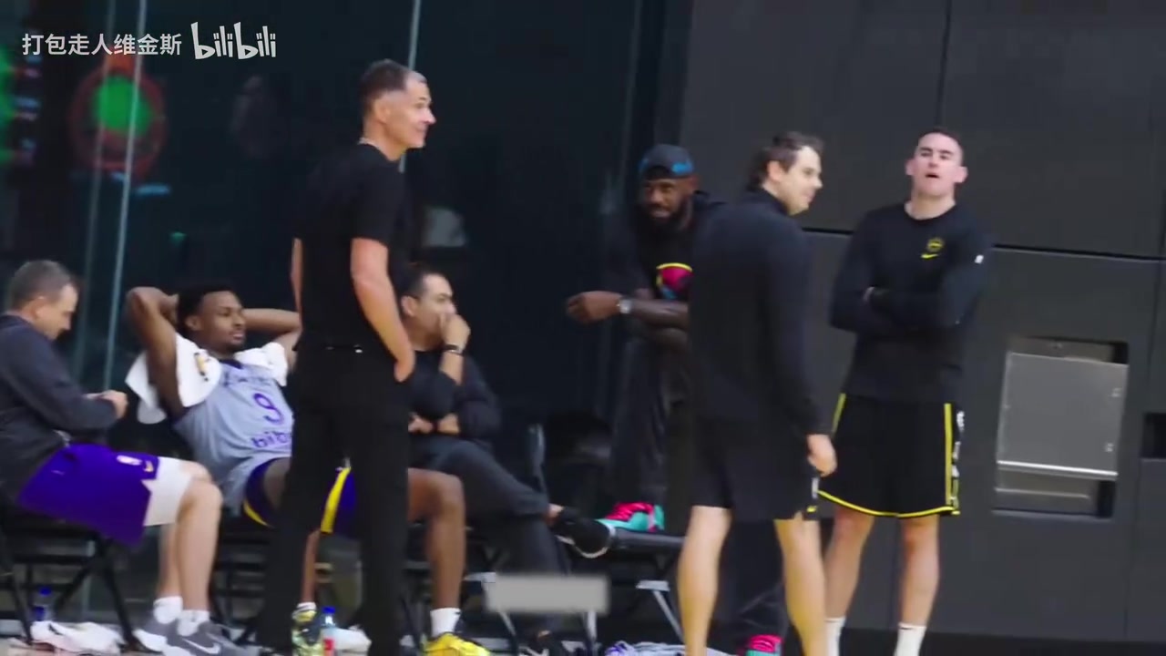 長(zhǎng)視頻大換血后湖人新賽季首次合練艾頓小里成焦點(diǎn)