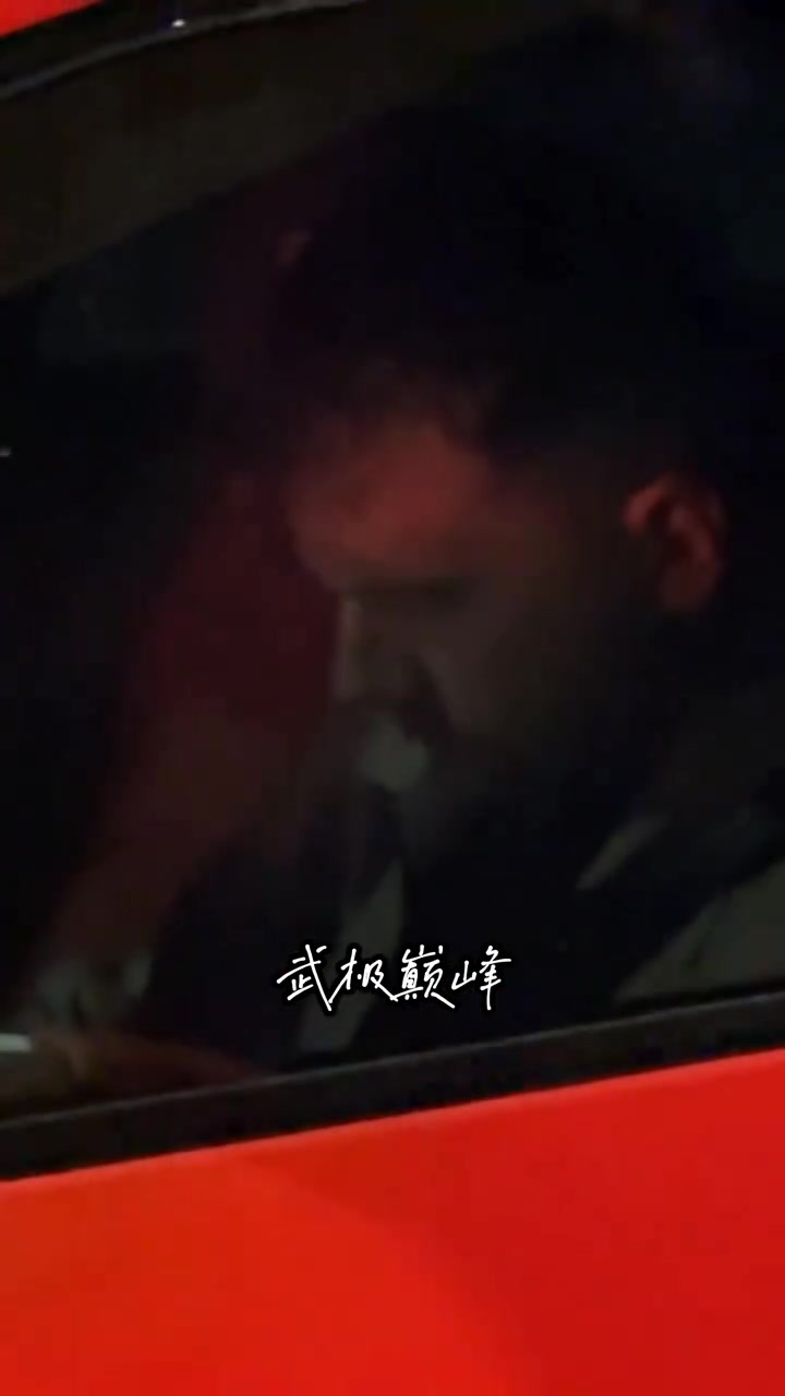 東契奇的生活也是很無聊的獨自在蘭博基尼里刷手機(jī)