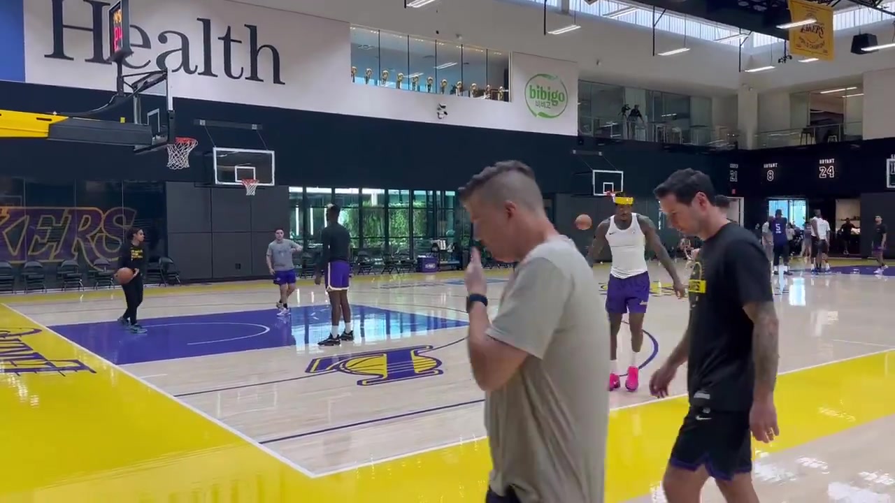 誰更準范德彪PK拉拉維亞湖人訓(xùn)練后的投籃練習(xí)