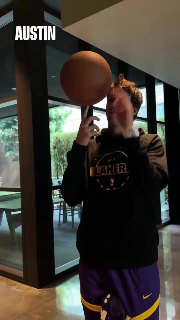 誰更勝一籌湖人隊員們轉(zhuǎn)球挑戰(zhàn)