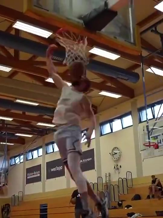 又傷了湖人前鋒克萊伯休賽期訓(xùn)練還在秀大風(fēng)車暴扣呢