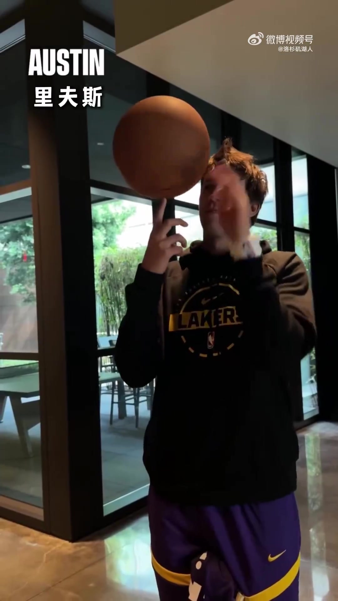 誰才是湖人的轉(zhuǎn)球大師東契奇居然能無縫換手指轉(zhuǎn)