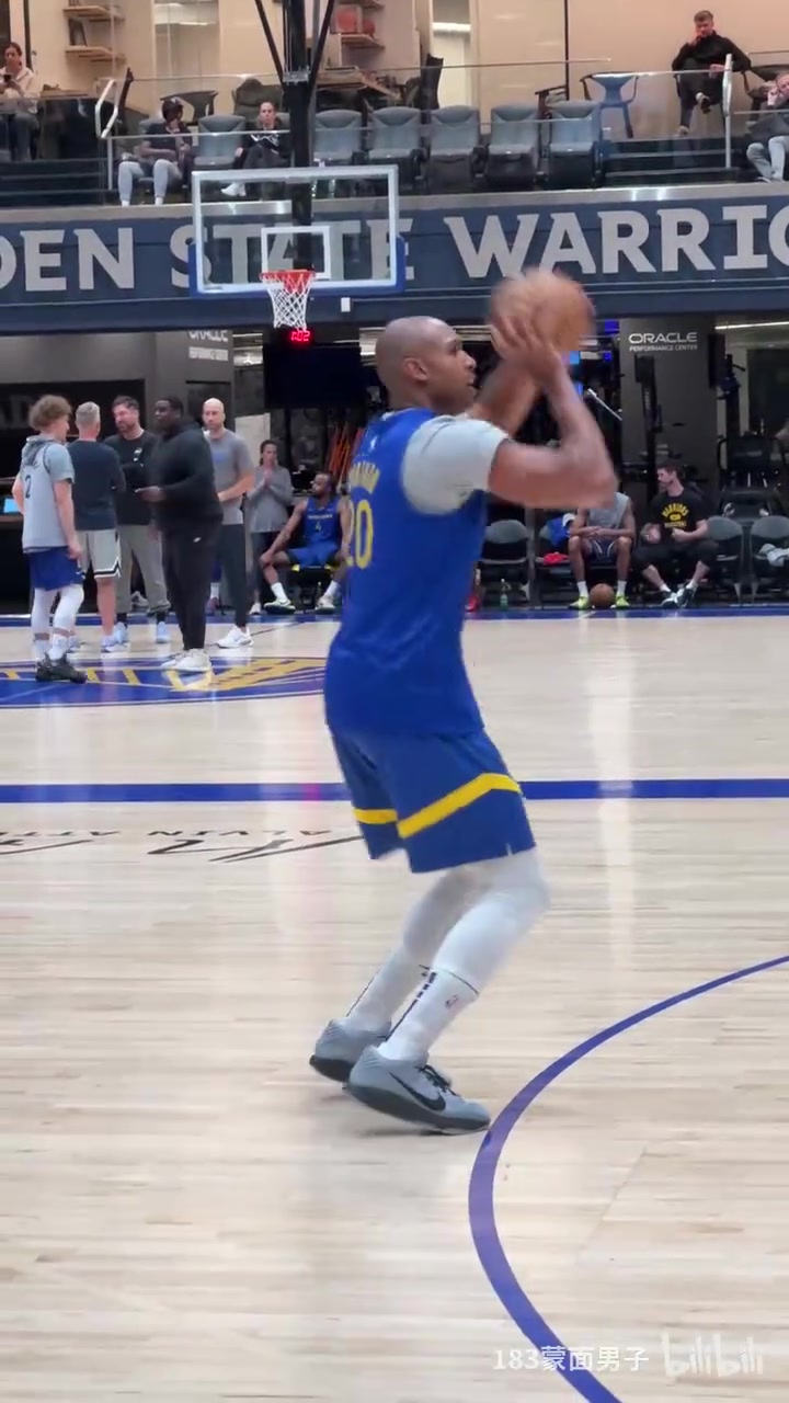 這就是老將霍福德剛開完發(fā)布會便馬不停蹄開啟訓(xùn)練