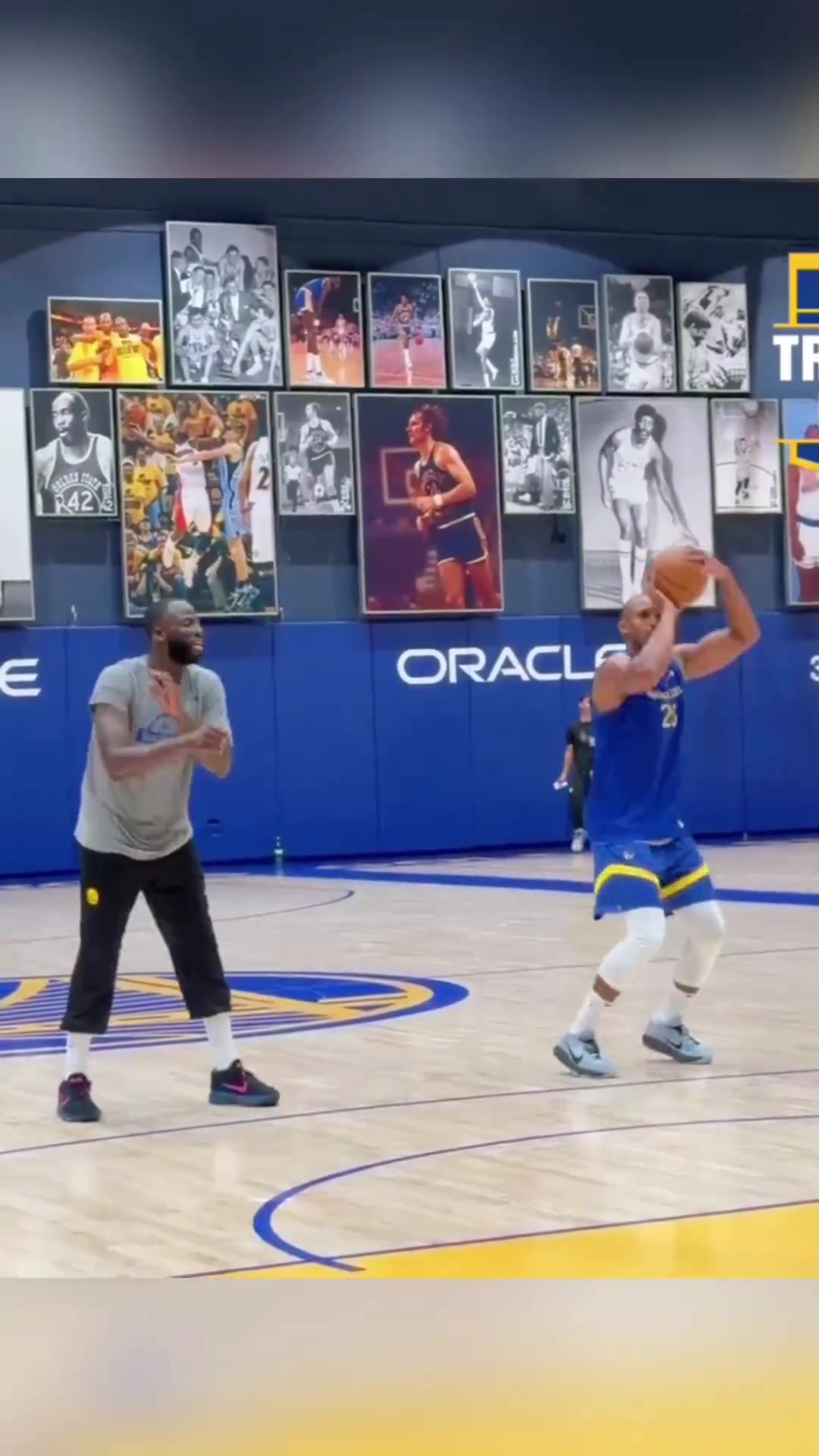 兩人都是撅腚投籃看到霍福德與追夢一起訓(xùn)練感覺還是有點(diǎn)不太真實(shí)