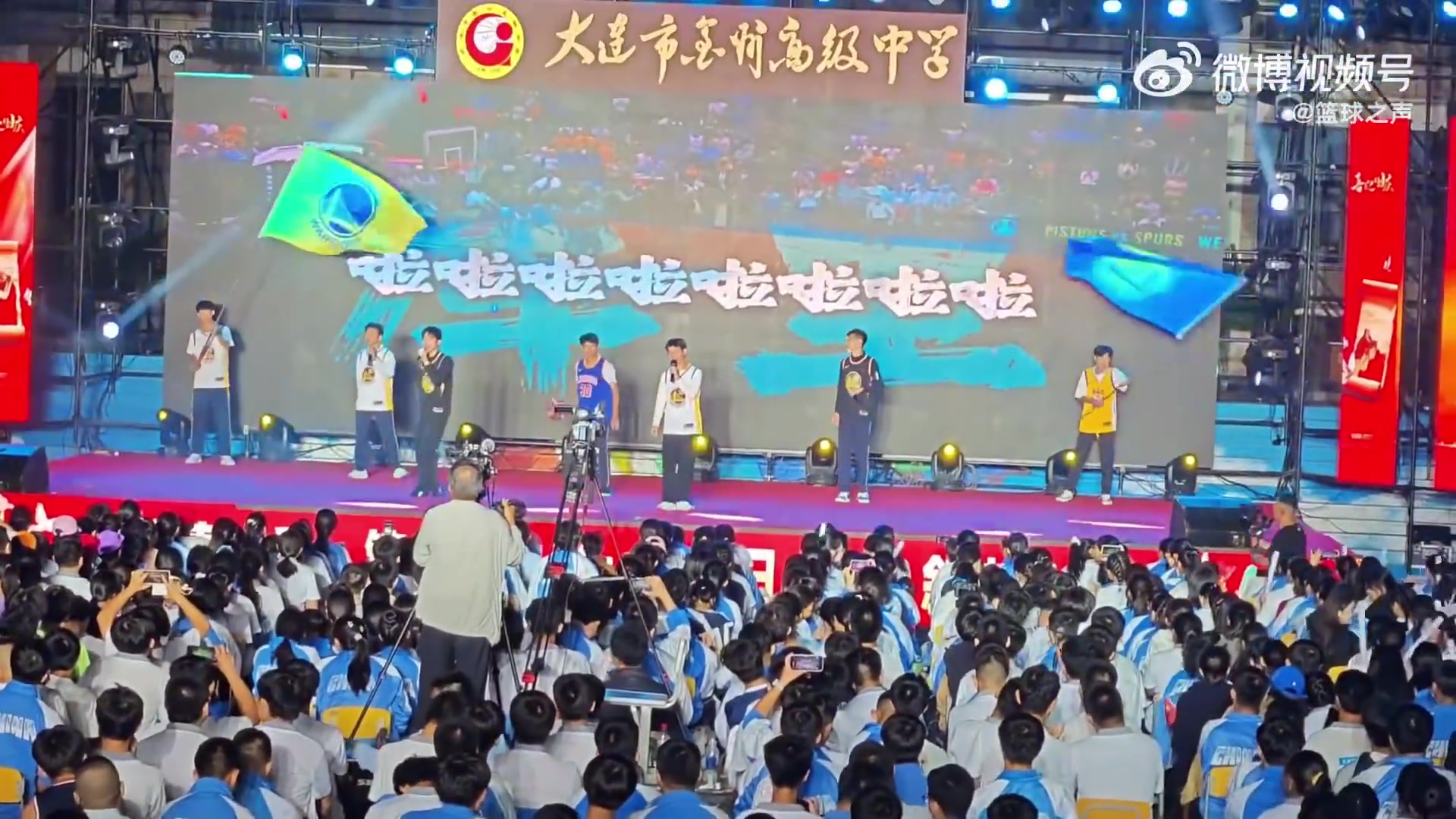 都是庫里死忠粉吧大連中學驚現(xiàn)男同學在舞臺表演庫里