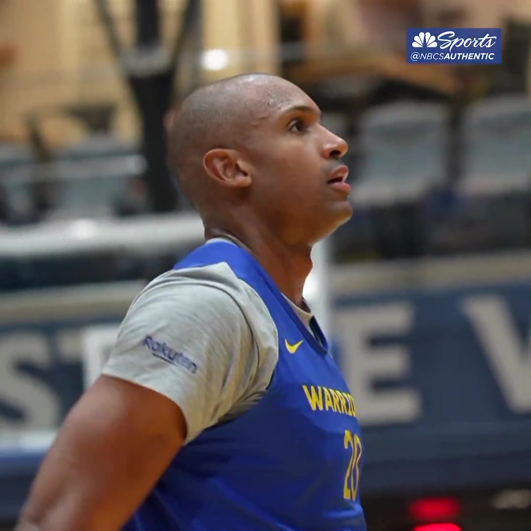 39歲了依舊賣力霍福德身披勇士訓(xùn)練服認(rèn)真進行罰球訓(xùn)練