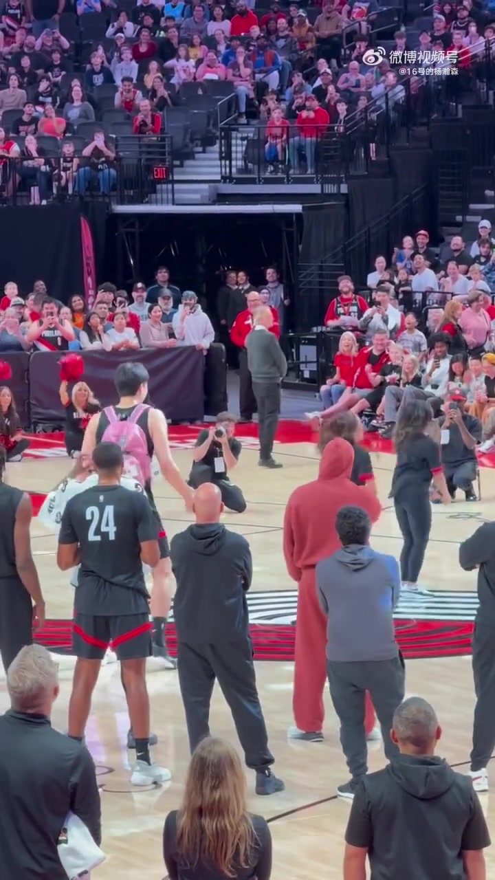 太老實了楊瀚森全神貫注盯著啦啦隊的動作并認真模仿跳了起來
