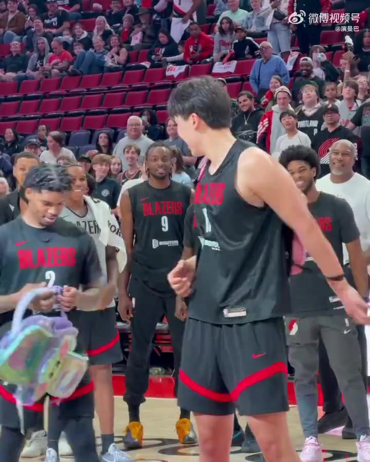 太可愛了開拓者球迷嘉年華楊瀚森背書包學跳舞